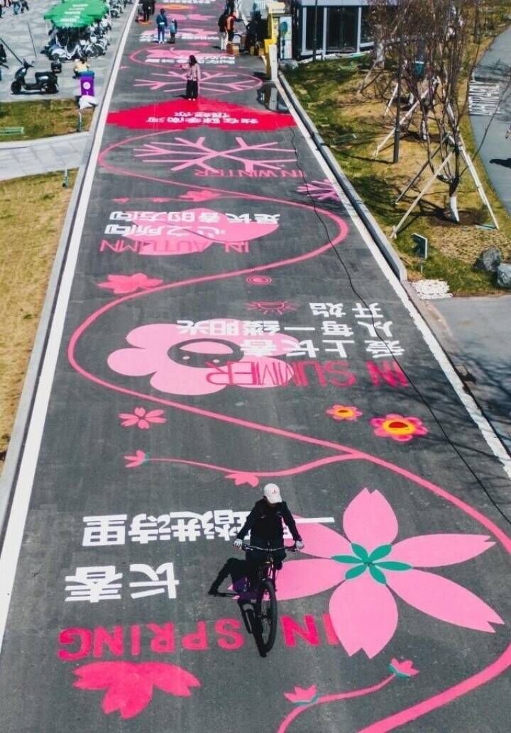 都市をカラーウオークで巡り、癒やしの色を探す若者―中国