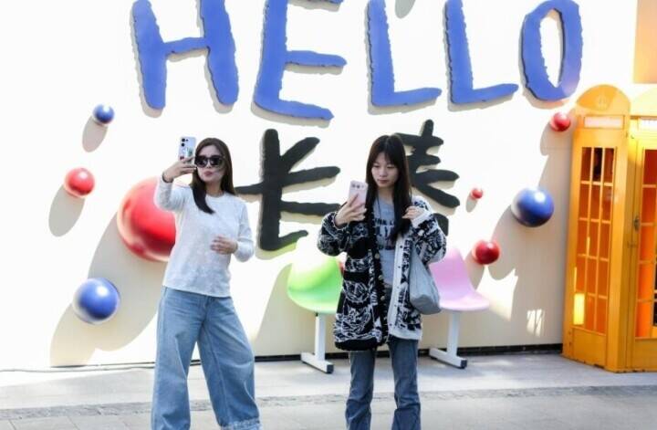 都市をカラーウオークで巡り、癒やしの色を探す若者―中国