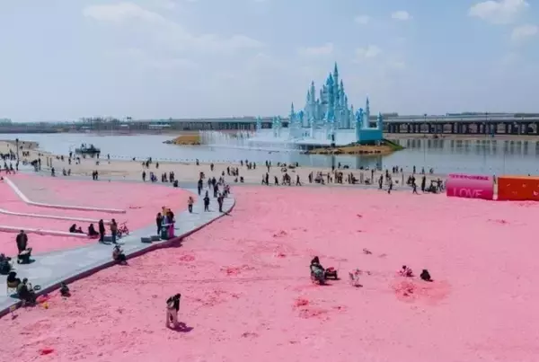 「都市をカラーウオークで巡り、癒やしの色を探す若者―中国」の画像