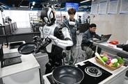 人型ロボットの「新人研修」を行う青島のデータ収集・訓練場―中国