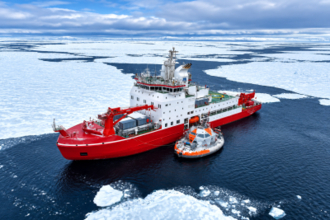 砕氷船「雪竜2号」、フランスの漂流型研究船「タラ極地ステーション」のために砕氷先導