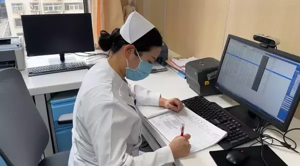 地上1万メートルの機内で男性が急病、幸運にも結婚休暇中の看護師に出会う―中国