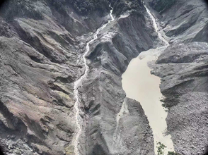 ネパールと中国の河川合流点にせき止め湖出現、懸念される決壊