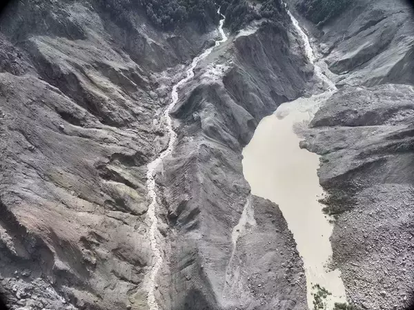 ネパールと中国の河川合流点にせき止め湖出現、懸念される決壊