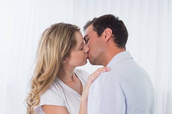 8割の男性がキュン ほっぺにキス Vs おでこにキス 嬉しいのはどっち 17年9月22日 エキサイトニュース
