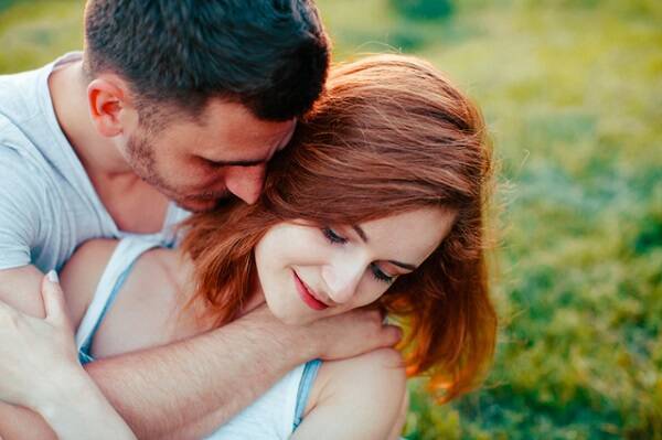 ずーっと一緒だよ 男が 本命彼女だけにするハグ 4選 18年7月21日 エキサイトニュース