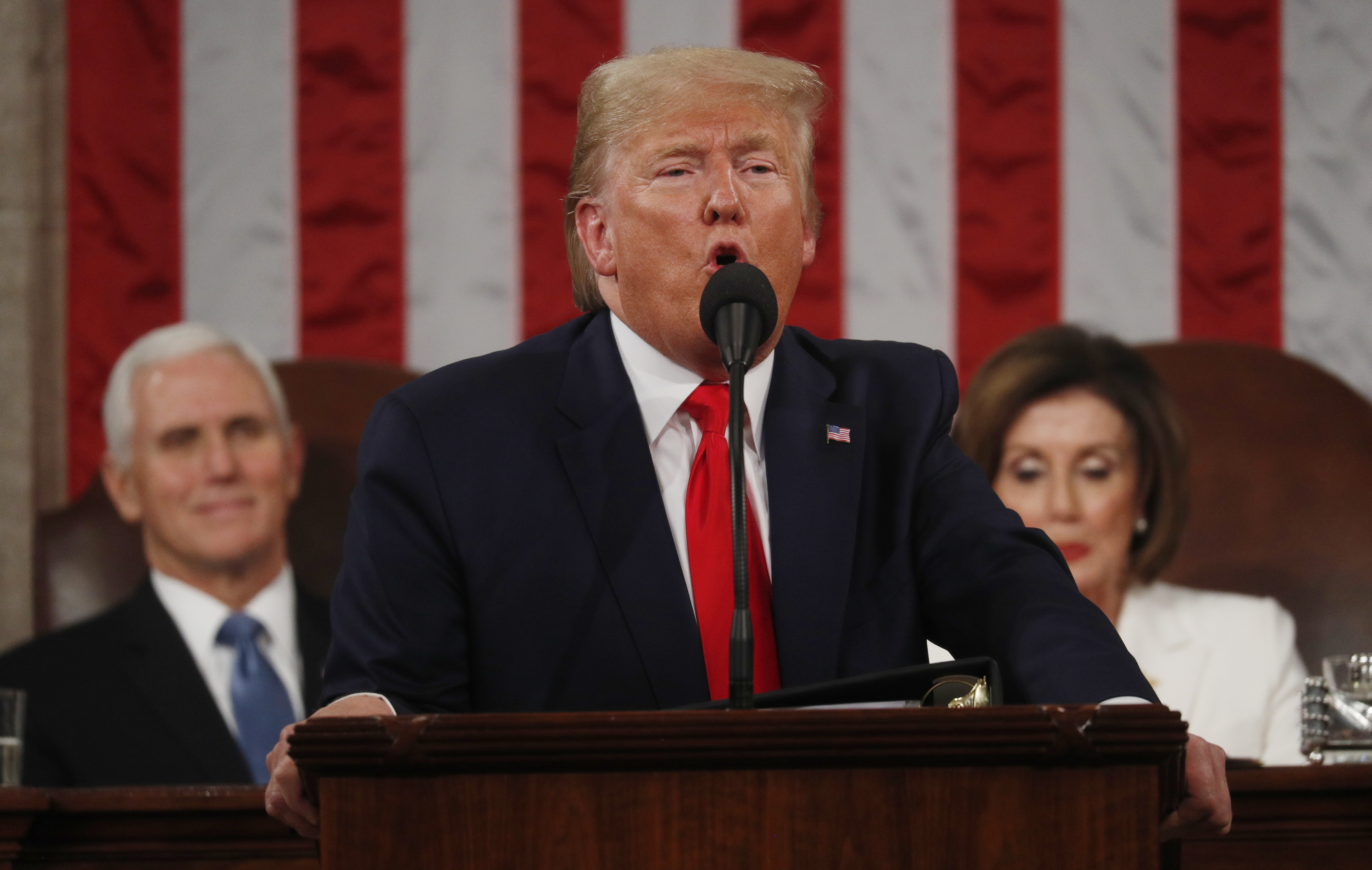 トランプ氏演説 民主は座ったまま