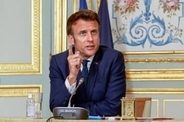 仏、ウクライナへの兵器供給加速化へ　首脳が電話会談