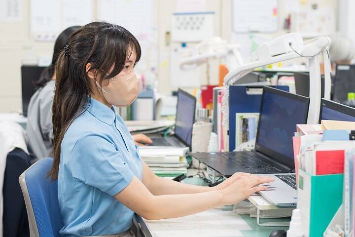 保健師とは？仕事内容、種類、看護師との違いを解説！現役保健師の１日のスケジュールを紹介