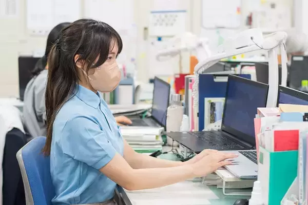 「保健師とは？仕事内容、種類、看護師との違いを解説！現役保健師の１日のスケジュールを紹介」の画像