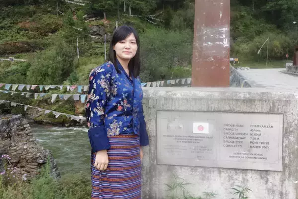 「外務省の「国家一般職」ってどんな仕事？海外勤務もあるの？高校卒業後に入省した女性職員に聞く」の画像