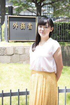 外務省の「国家一般職」ってどんな仕事？海外勤務もあるの？高校卒業後に入省した女性職員に聞く