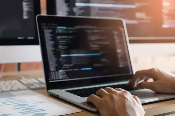 「アプリケーションエンジニアとは？仕事内容、必要なスキル、働き方、やりがいまで徹底解剖！」の画像