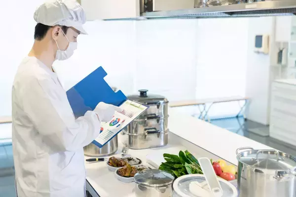 「管理栄養士の仕事とは？職場別、分野別にどう違う？1日の流れ、やりがい、給与を徹底解説」の画像