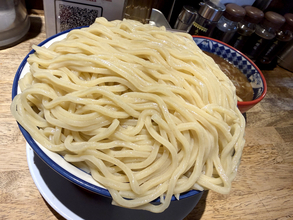 【並盛の5倍】三田製麺所の「超特盛り1.5kgつけ麺」が難攻不落すぎた！ プラス450円で爆盛りフェア開催中