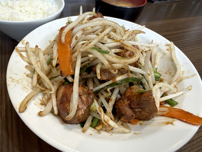 新橋のトンテキ専門店なのに…！『豚屋鳥山』のレバニラ定食が「もはやフォアグラ」な食感だった
