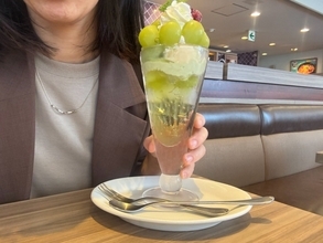 一見、普通のパフェ…かと思いきや。デニーズの「まっぷたつ？ パフェ」を食べるため途中下車してみた