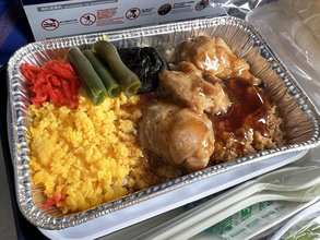 【世界の機内食】中国南方航空の2択「チキン」と「ポーク」、比べてみたらチキンが圧勝してた話