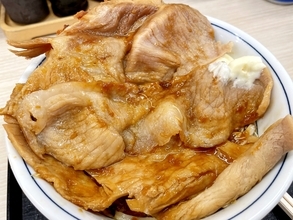 本日発売のかつや新作「大判豚の生姜焼きとチキンカツの合い盛り丼」、トリプルを頼んだら肉のフタだった