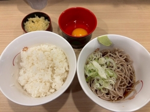 【380円】駅そばチェーン「いろり庵きらく」の朝定食が最高だった！ 半そば＋卵かけご飯で朝から大満足