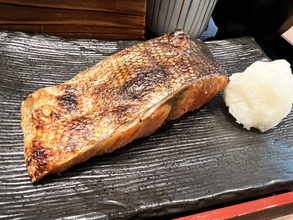 旭川の海産商が運営する定食屋『銀くま』の焼き魚定食に感じる旅の余暇。無常の世だからこそできる「贅沢の作り方」