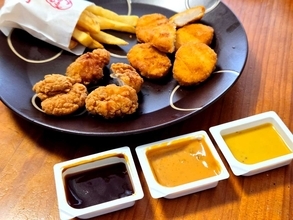 KFC初！ ソースに付けて楽しむ「クレイジーディップチキン」が新登場！ 通常ナゲットとどう違うか比較したところ…