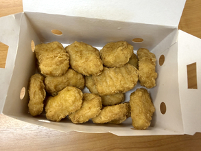 マックに「二郎系ナゲットソース」誕生！ 期間限定「うま塩ガーリック」が過去最高レベルに強烈だった