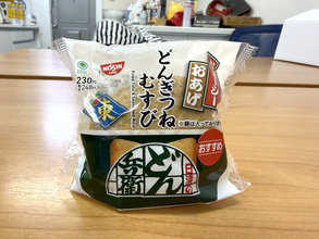【ファミマ45周年】日清コラボ「どんぎつねむすび」はただのおいなりさん疑惑。 実際に食べたら “完全体のどん兵衛” でビビった