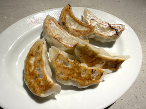 本場・宇都宮の人気店『餃子といえば芭莉龍』が東京に出店 → 名物の「まるでステーキのような餃子」を食べてみた