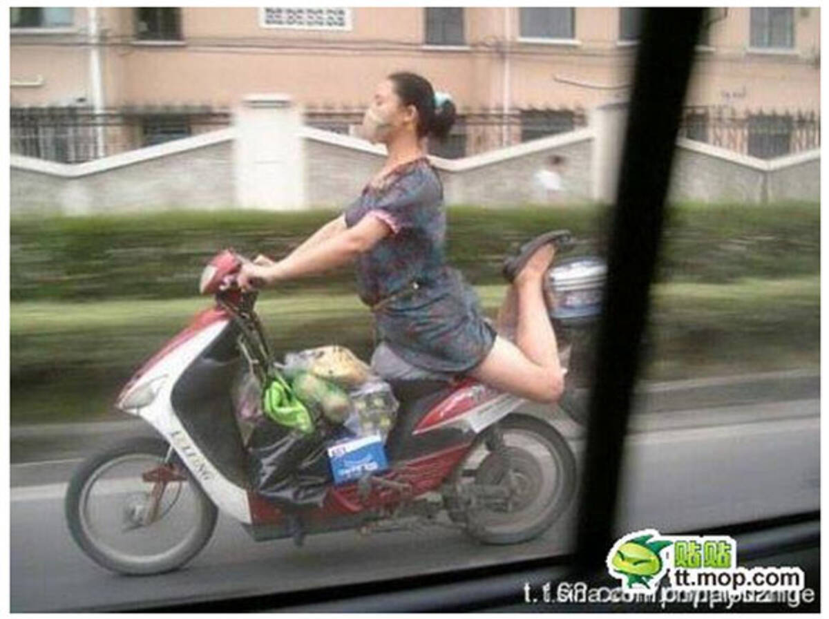 荷物が多いからって ありえないセクシーポーズでバイクを運転するワンピ姿の女性が話題に 11年7月1日 エキサイトニュース