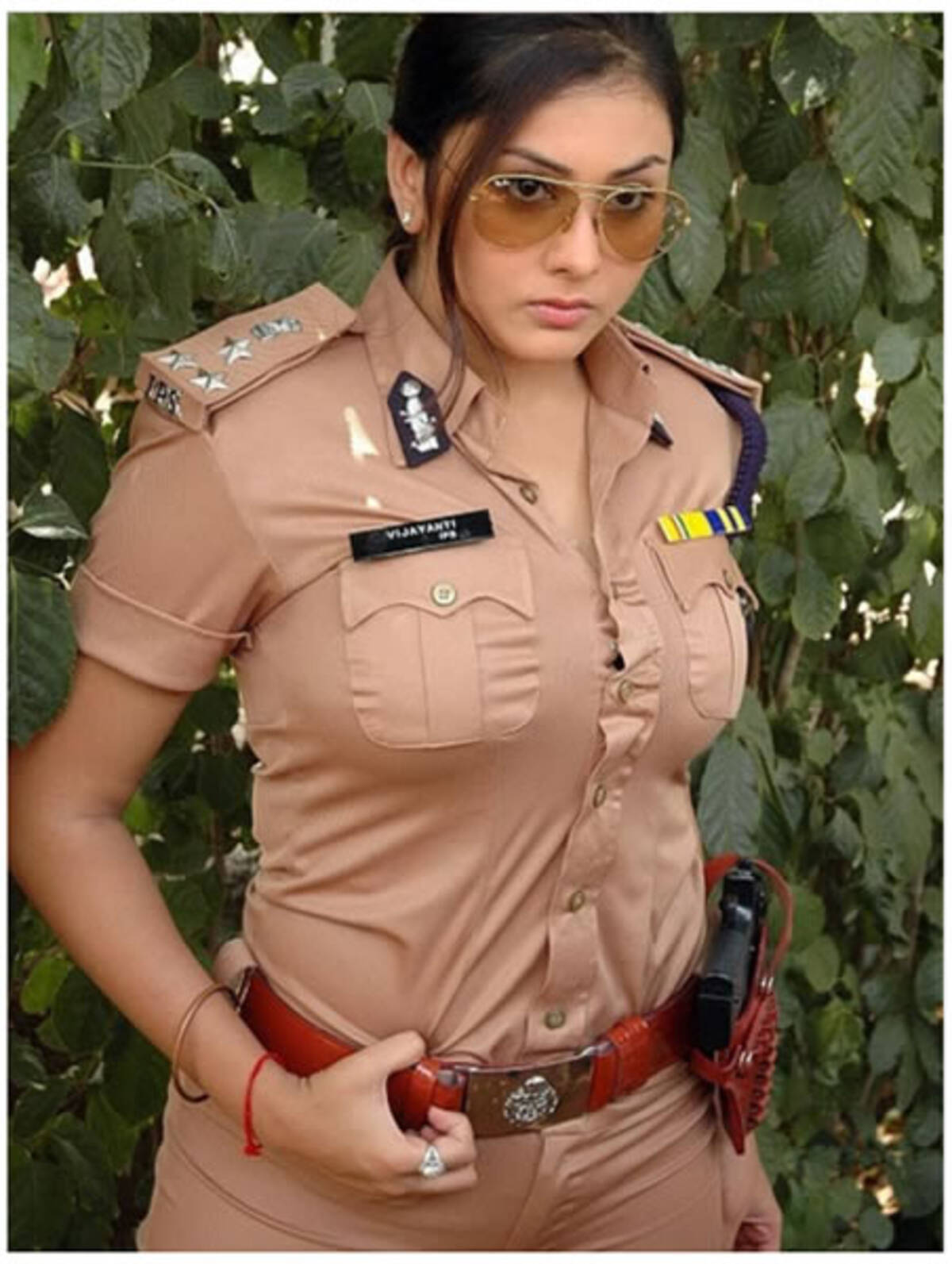 南インドの爆裂ダイナマイトセクシー女優 Namitha ナミータ さんの警官コスプレがド迫力すぎてヤバい 11年7月13日 エキサイトニュース