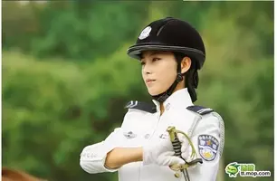 美人すぎるインドネシアの婦人警官が話題に 10年12月2日 エキサイトニュース