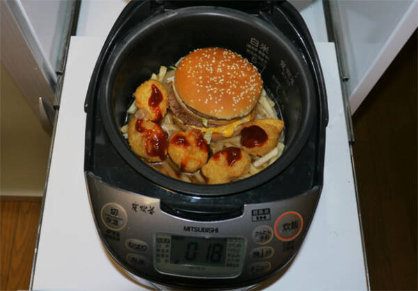 これは拡散希望 マクドナルドのビッグマックを炊飯器で炊くと激ウマ 次世代のレシピ 11年12月9日 エキサイトニュース