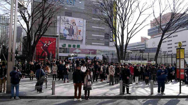 震災から1年 新宿アルタ前で行われた黙祷 もくとう 中に流れたケータイ会社の どん引きcm に不快感を示す人 12年3月12日 エキサイトニュース