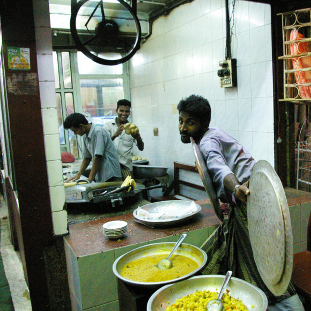 ネパール人 手で食べるべきカレーをスプーンで食べるのは日本のおにぎりをスプーンで食べるようなものだよ 12年6月16日 エキサイトニュース