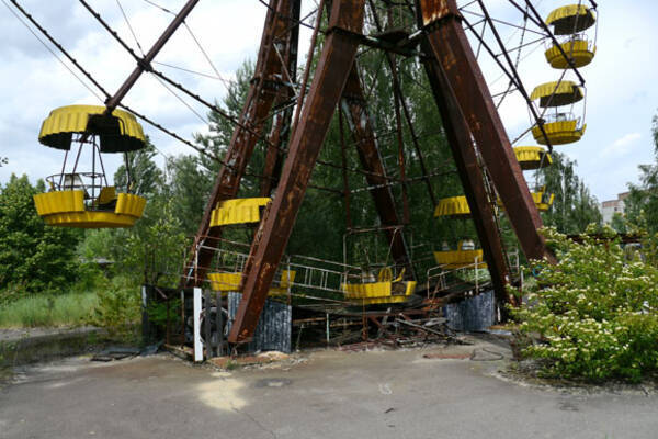 チェルノブイリ原発事故の影響でオープン直前に廃園した ...