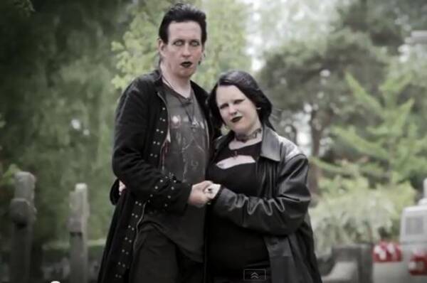 閲覧超注意 お互いの血を飲むヴァンパイア吸血カップルの動画が話題に 13年7月18日 エキサイトニュース