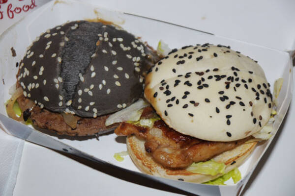 黒白 マクドナルドのブラック ホワイトバーガーは美味しいのか 実際に食べてみた 13年8月9日 エキサイトニュース
