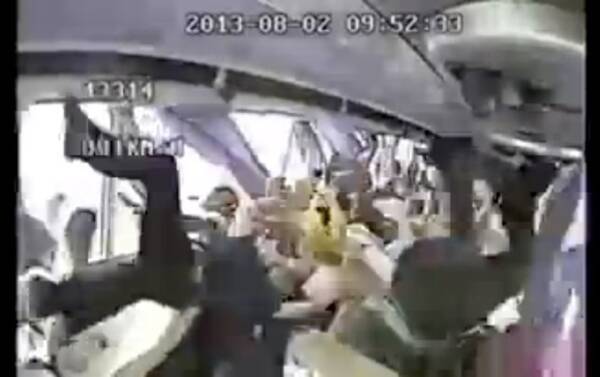 動画あり 完全に無重力状態 中国で起きた高速バス事故の車内映像が想像以上に衝撃的 13年8月9日 エキサイトニュース