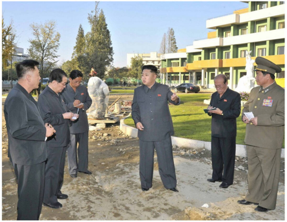 北朝鮮 金正恩氏が病院を視察している画像が コラ画像 のようにしか見えないと話題に 13年10月8日 エキサイトニュース