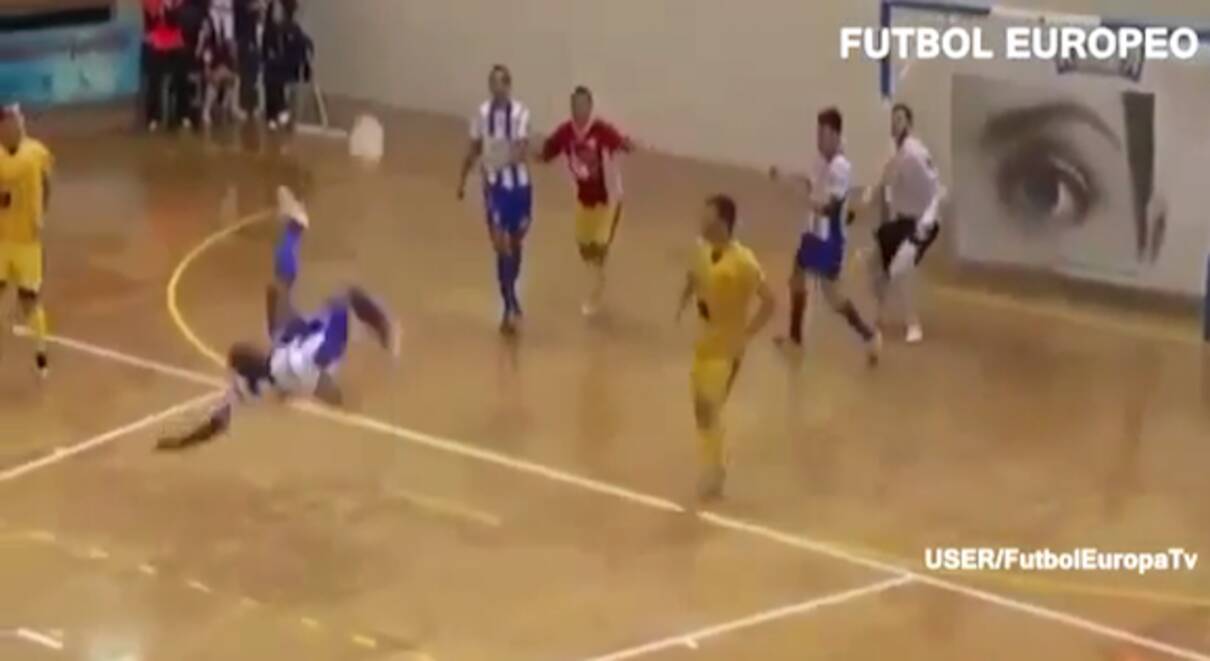 衝撃サッカー動画 スペインのフットサルリーグでオーバーヘッドからの超ロングシュートが炸裂 14年1月9日 エキサイトニュース