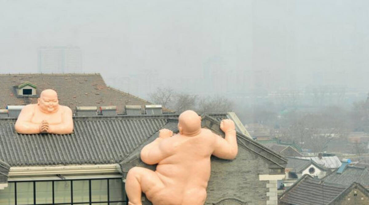 実写版 進撃の巨人 中国で建物によじ登る巨大な 全裸のお坊さん像 が完成 ネットの声 どう見ても進撃の巨人 奇行種だ 14年1月日 エキサイトニュース 2 2