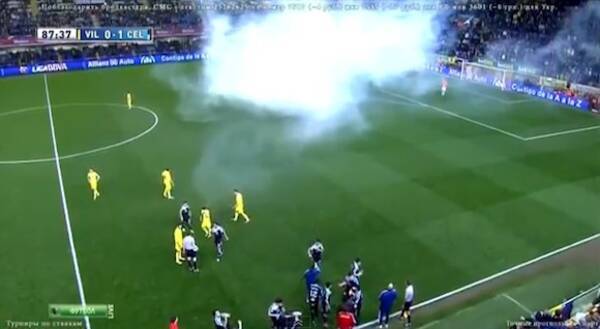 衝撃サッカー動画 もはやテロ 試合中に投げ込まれた催涙ガスがピッチに充満する事件が発生 14年2月18日 エキサイトニュース
