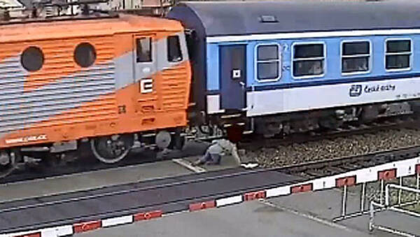 人身事故 踏切で列車に衝突したけど大丈夫だった男性の動画 14年4月27日 エキサイトニュース