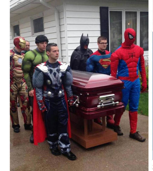 ヒーロー大好きだった少年の葬儀写真に海外ネットユーザー涙 ヒーローは彼の家族 ヒーローは実在する 14年5月21日 エキサイトニュース