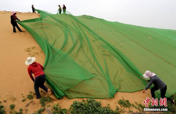 中国 ずさん工事で砂漠が発生 住民から苦情 行政 緑化構想あり まずは緑のネットがかぶせられる 14年5月22日 エキサイトニュース