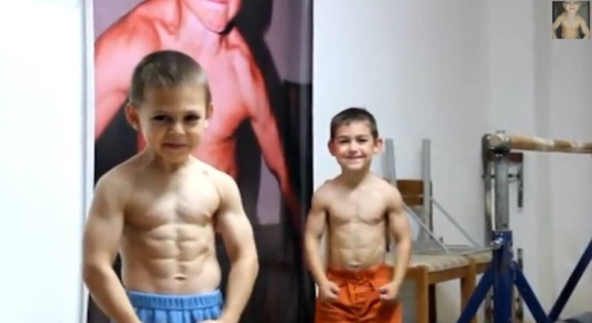 世界最強 ボディービルダーを目指すルーマニアの7歳と9歳の筋肉ムキムキ兄弟が話題 14年6月2日 エキサイトニュース