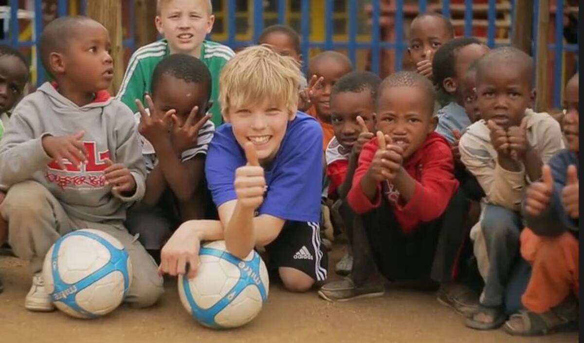 10歳の少年が始めた活動によって世界22か国の子供達に4000個のサッカーボールがプレゼントされる 14年7月3日 エキサイトニュース