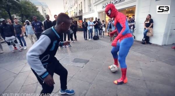 衝撃サッカー動画 まるでボールが足に吸い付いているかのよう ストリートサッカーに参戦したスパイダーマンのテクニックがハンパない 14年9月 17日 エキサイトニュース