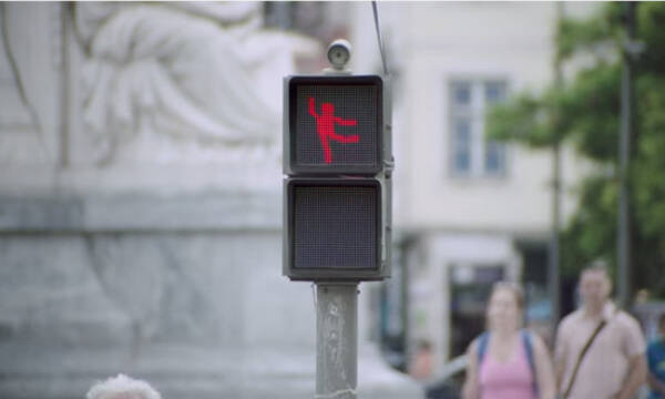 逆転の発想 それなら信号待ちを楽しくしちゃえばいい 街に出現した 踊る赤信号 に歩行者釘付け 信号無視ゼロも夢ではないかも 14年9月18日 エキサイトニュース